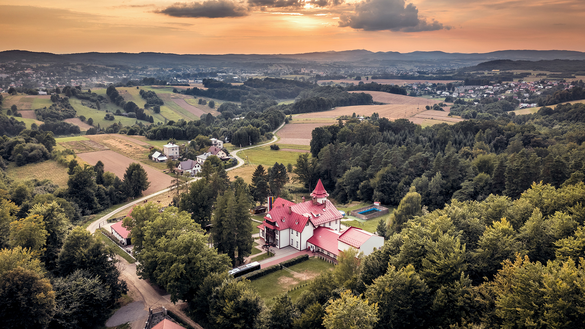 Pałac Staniszów z lotu ptaka o zachodzie słońca